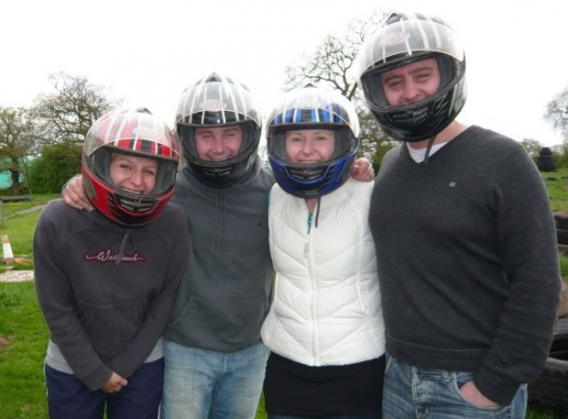  与朋友一起享受四轮摩托车徒步旅行或赛车 